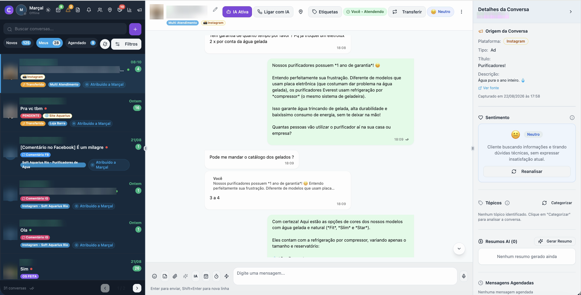 Tela do Connecta: caixa de entrada com conversas de WhatsApp, Instagram e Facebook, cada uma atribuída a um atendente, com IA ativa e análise de sentimento. Dados de clientes borrados.